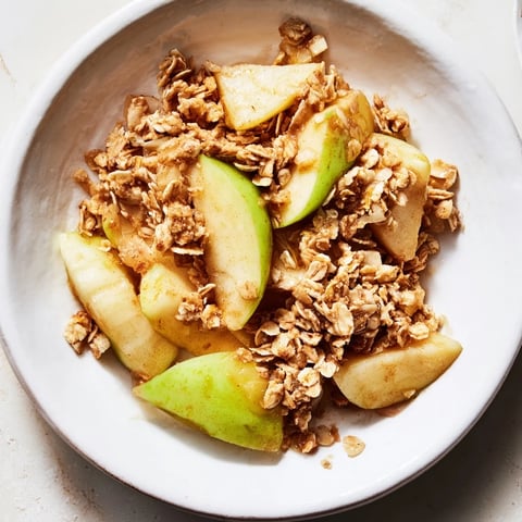Golden, bubbly Best Apple Crisp with cinnamon-spiced apples, served warm and inviting.